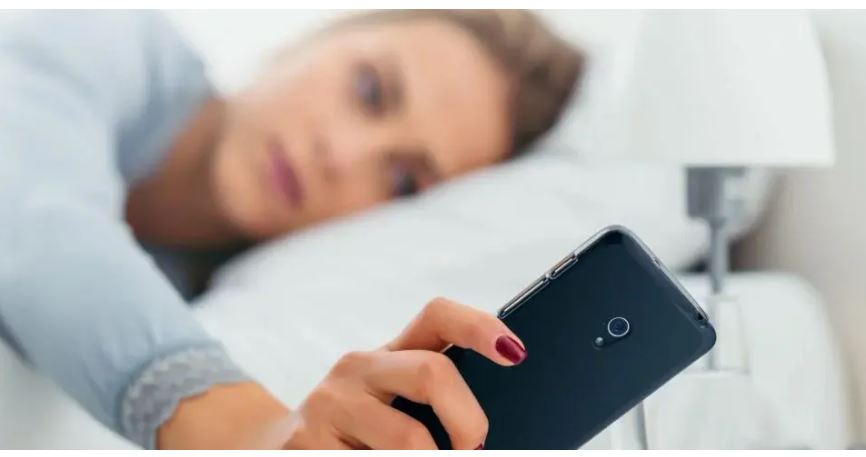 تجنبّها.. أضرار جسيمة لاستخدام الهاتف قبل النوم وعند الاستيقاظ